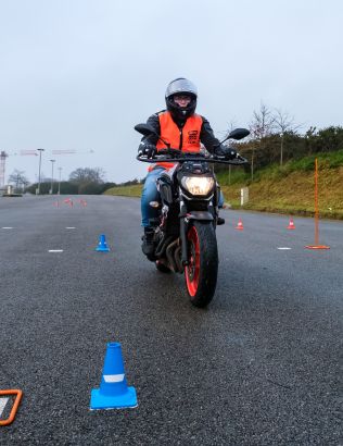 Homme à moto pour l'examen du permis A1 (plateau)