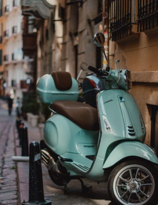 Scooter stationné dans une rue